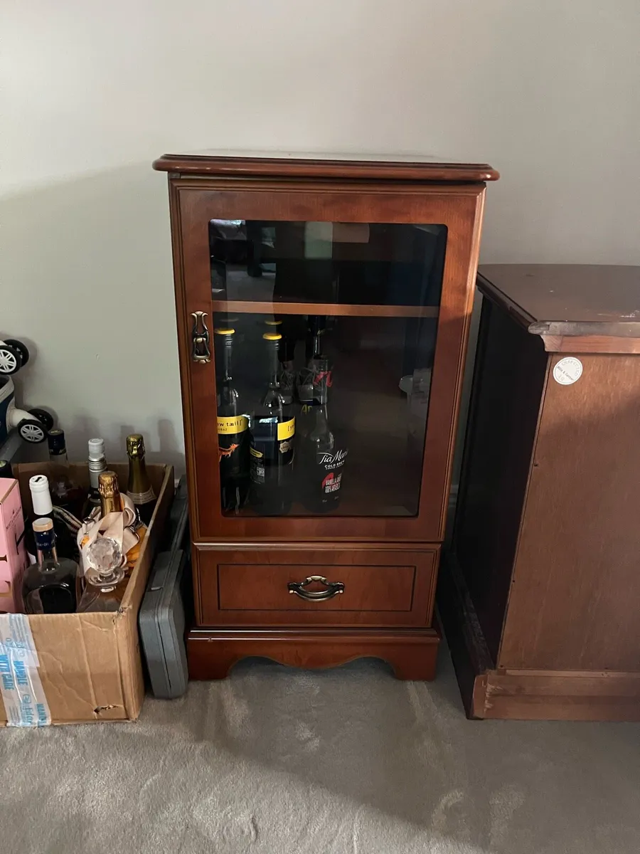 Wooden cabinet - Image 1