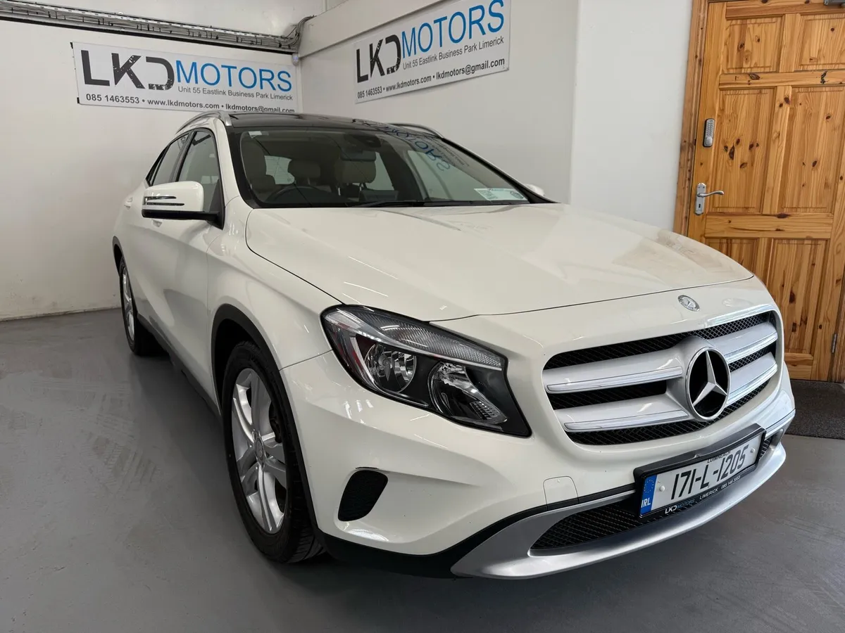 Mercedes GLA 2017 180D/Urban, panoramic sunroof - Image 3