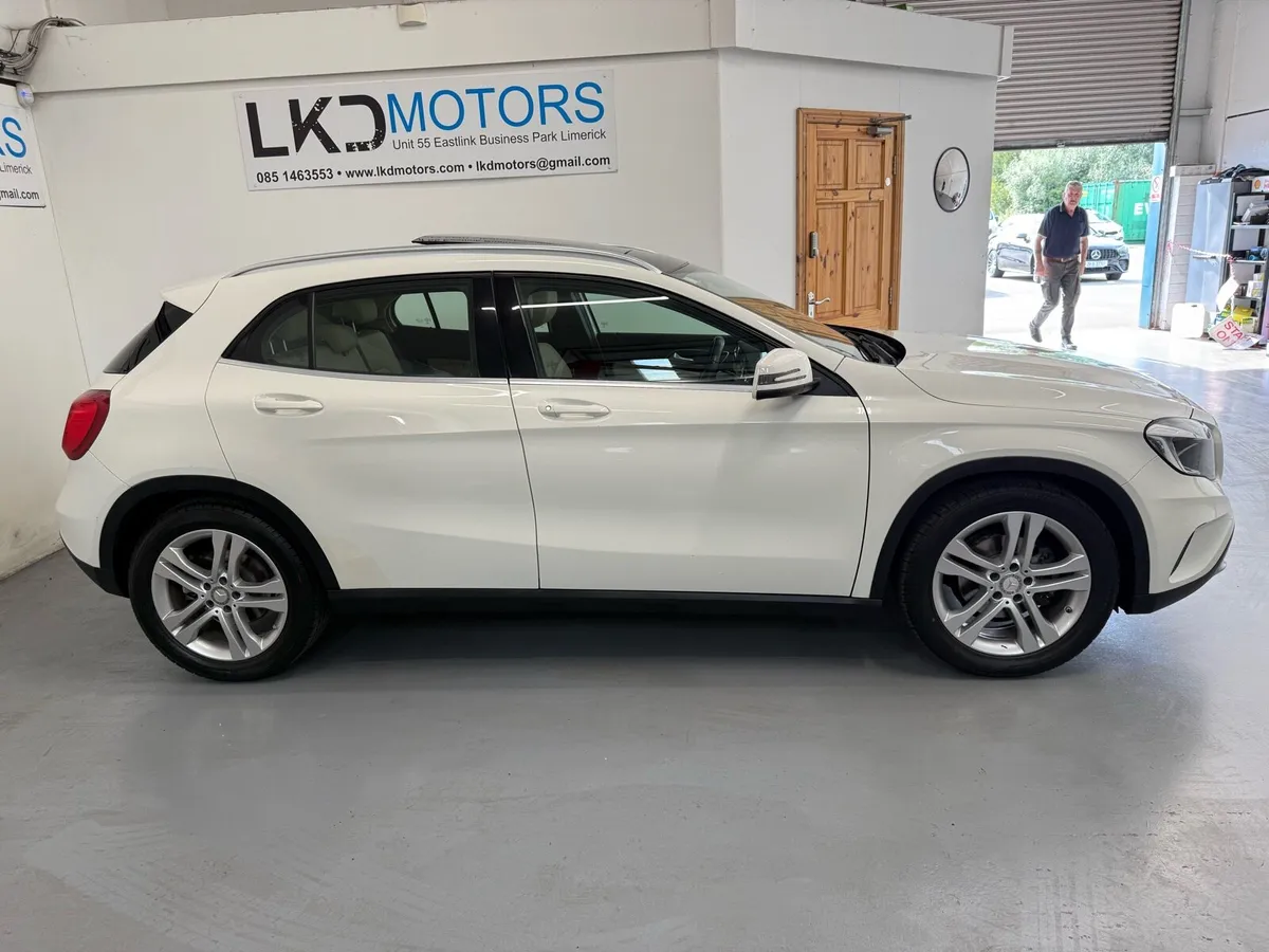 Mercedes GLA 2017 180D/Urban, panoramic sunroof - Image 4
