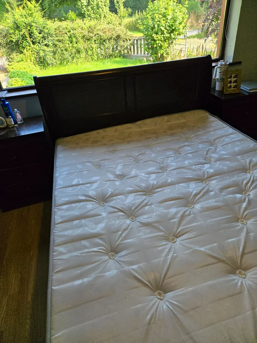 King size mahogany bed with memory matress - Image 2