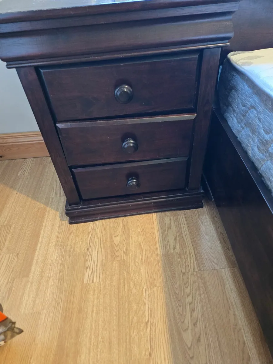 King size mahogany bed with memory matress - Image 3
