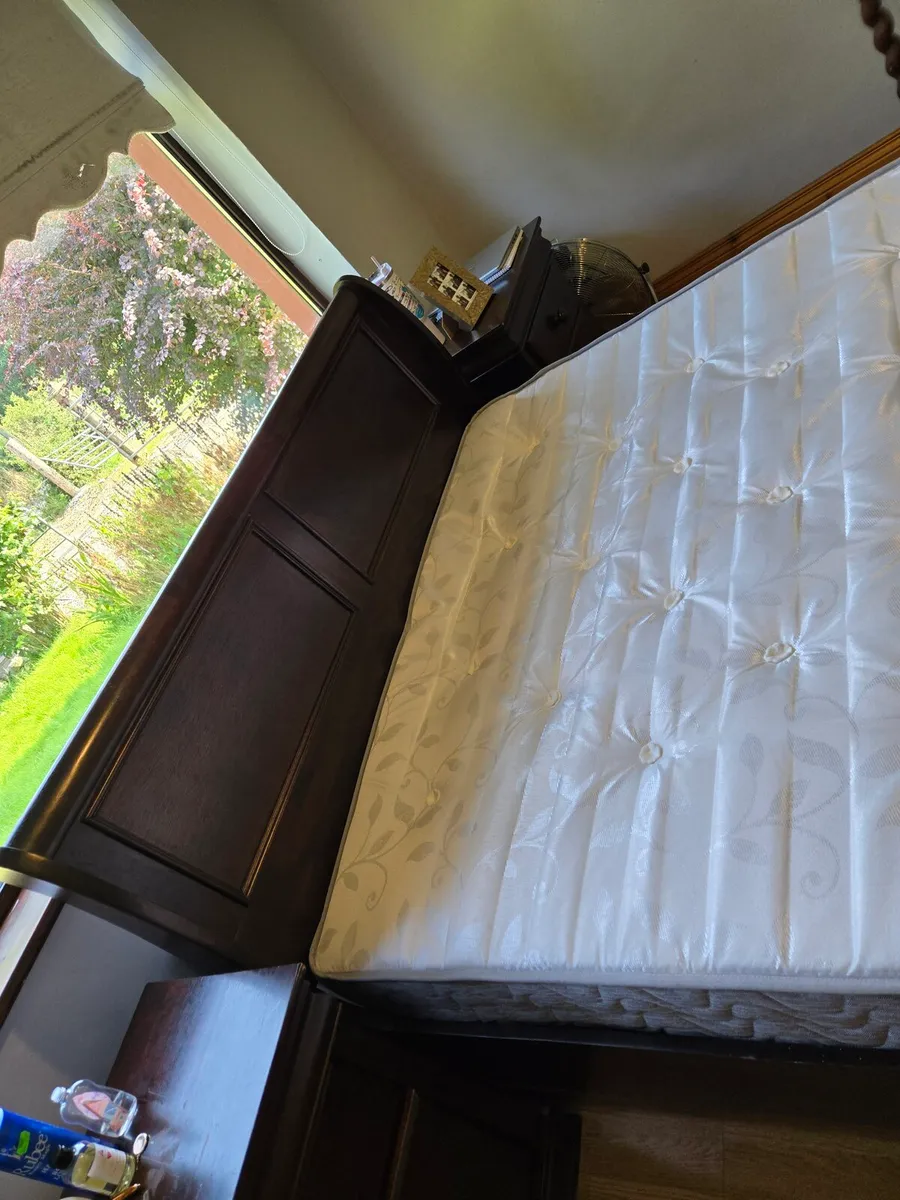 King size mahogany bed with memory matress - Image 4