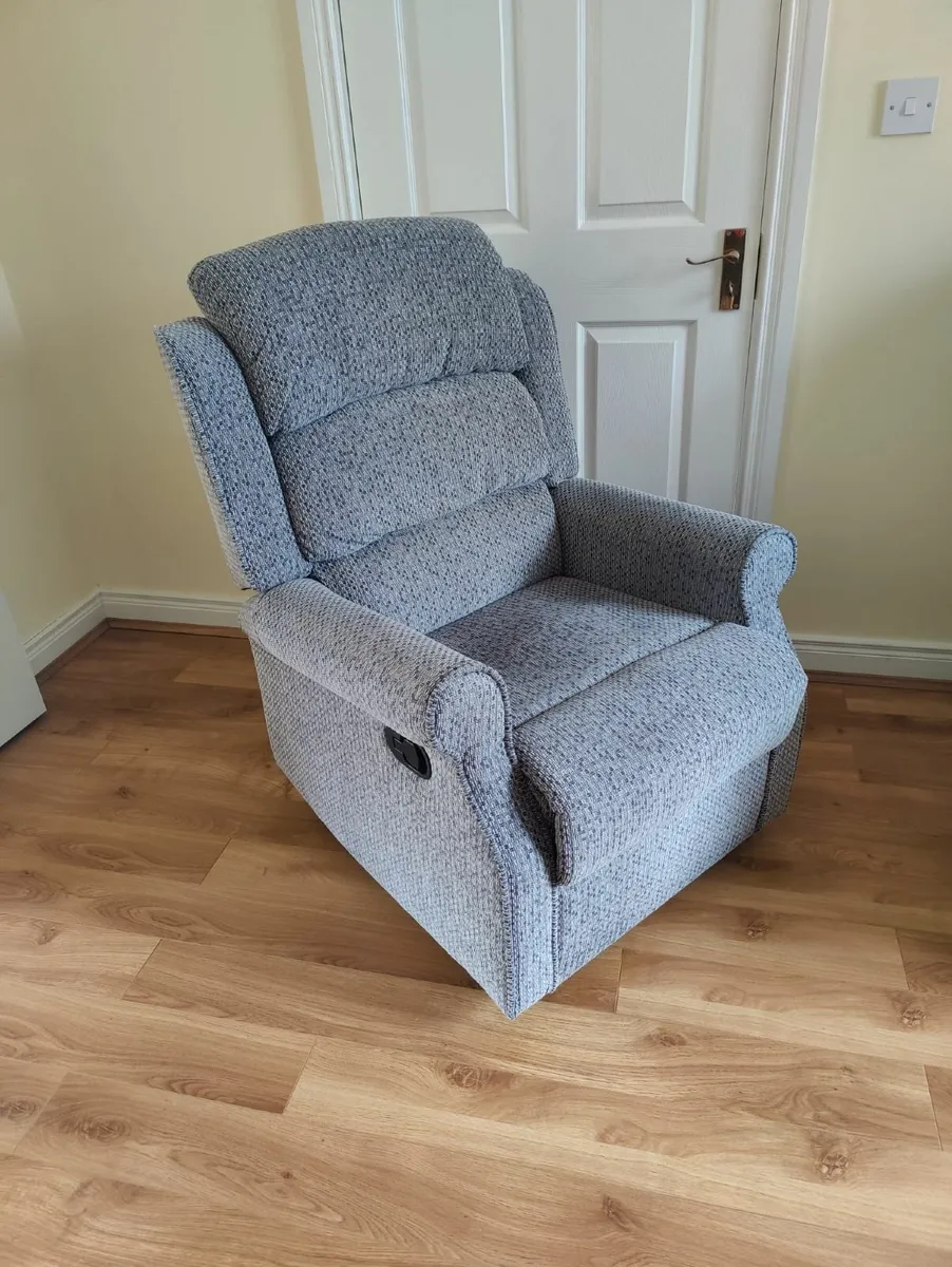Recliner couch and 2 chairs - Image 2