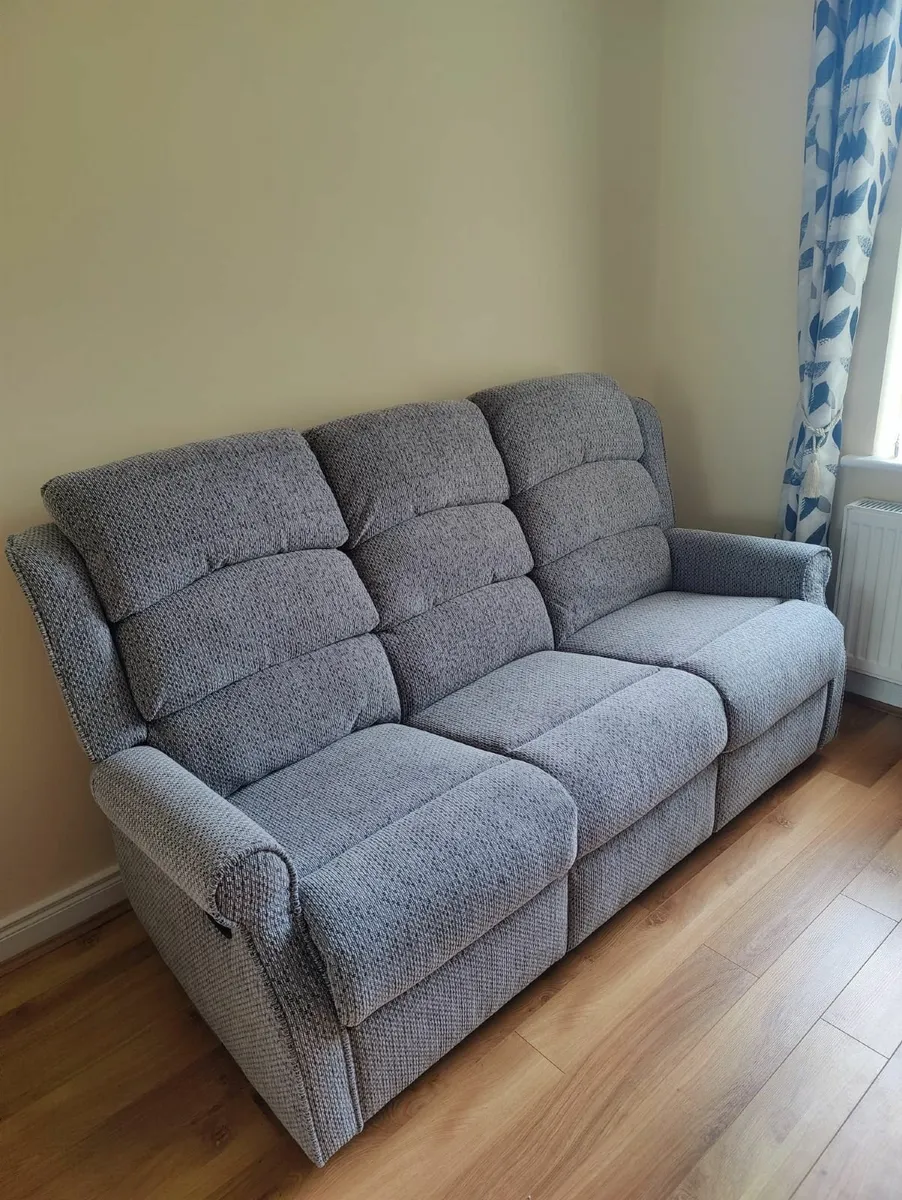 Recliner couch and 2 chairs - Image 1