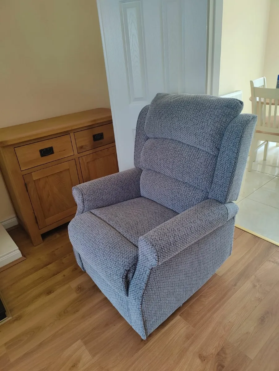 Recliner couch and 2 chairs - Image 3