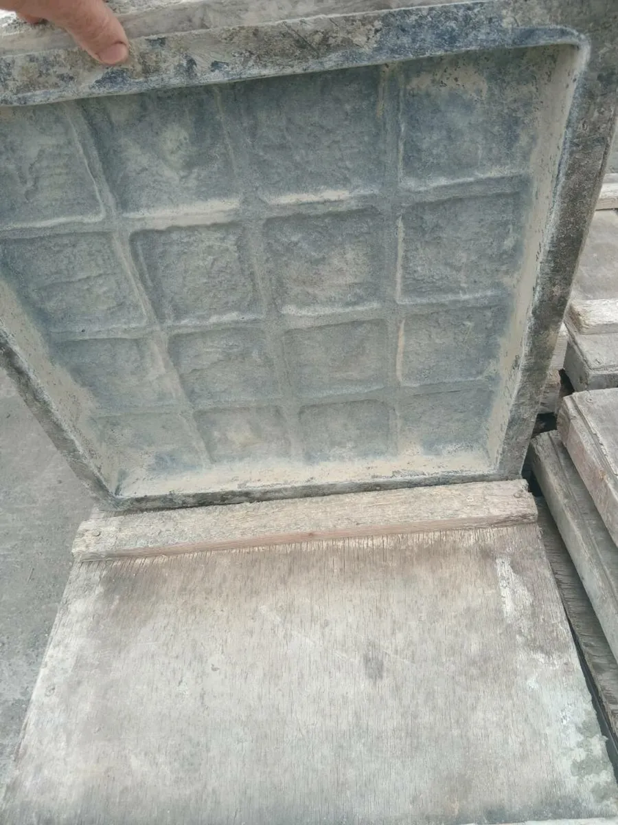 38 paving moulds - Image 1