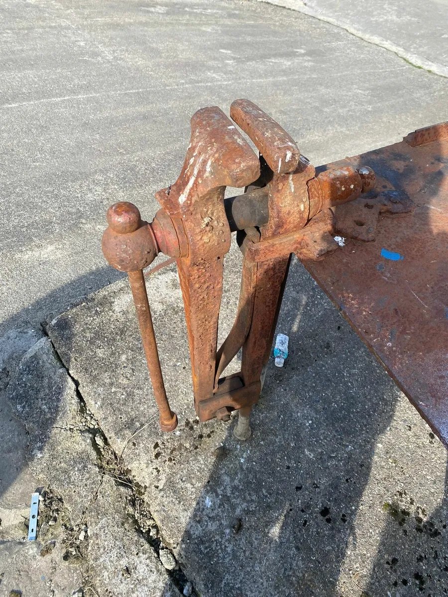 Steel table with vice - Image 1