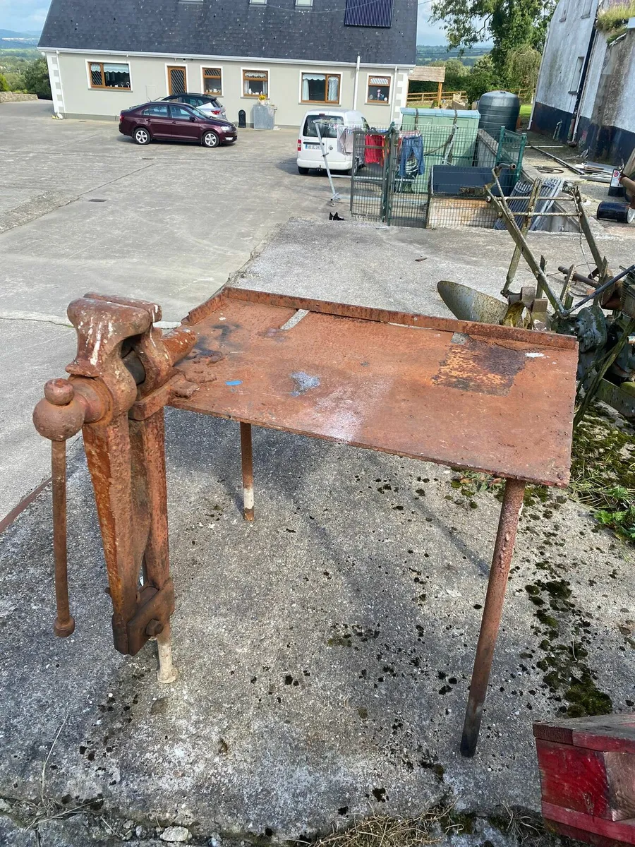 Steel table with vice - Image 2