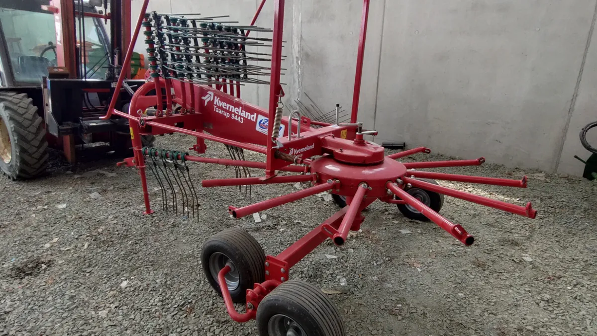 Kverneland Single Rotor Rake - Image 2
