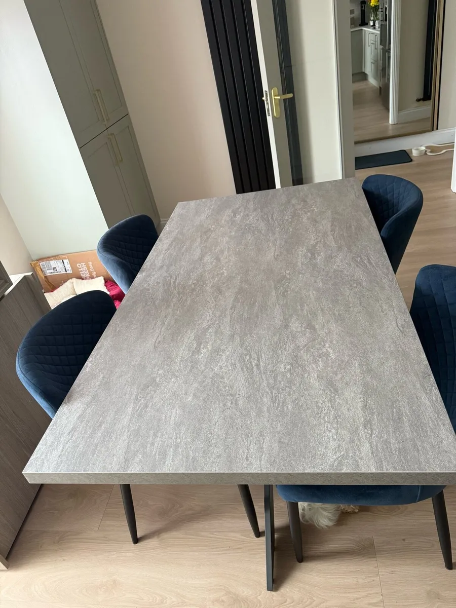 Table with 4 chairs - Image 1