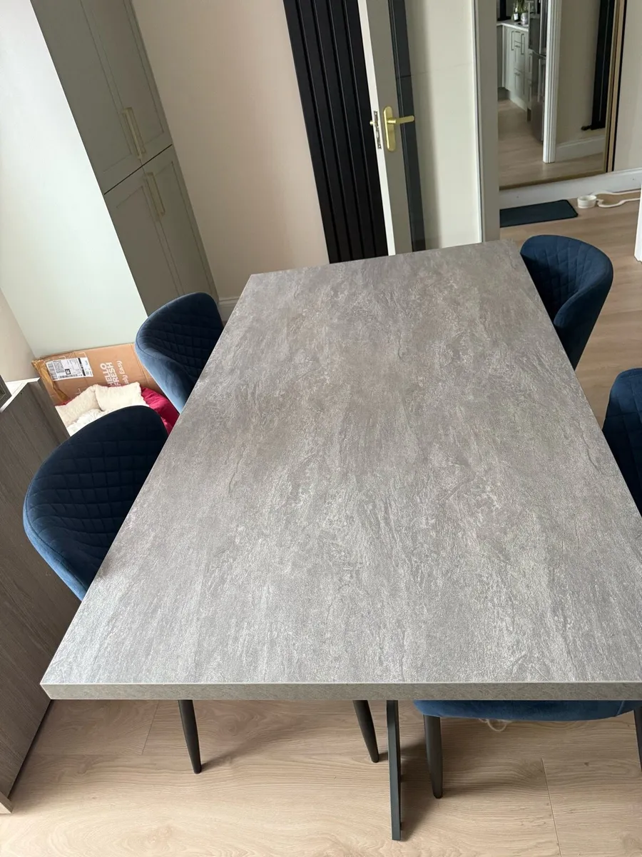 Table with 4 chairs - Image 2