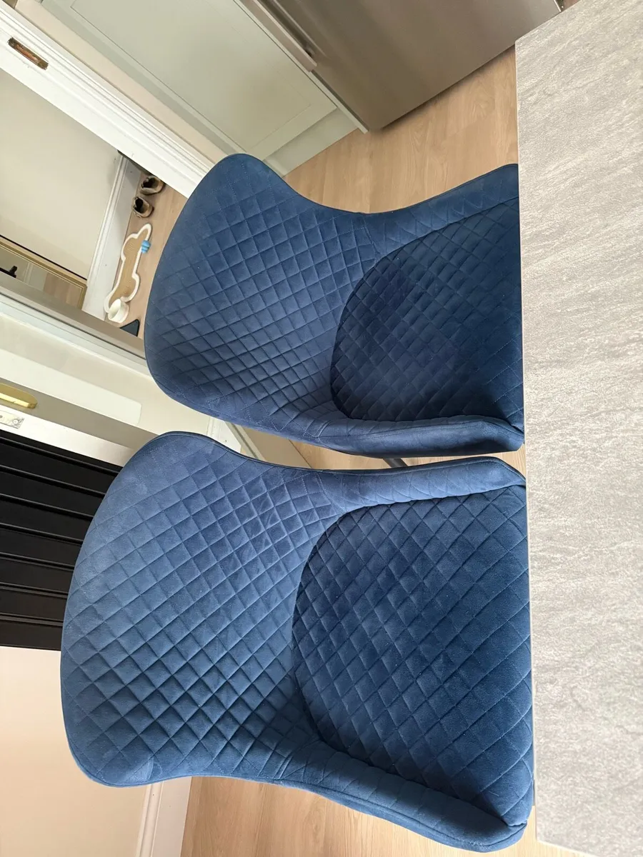Table with 4 chairs - Image 3
