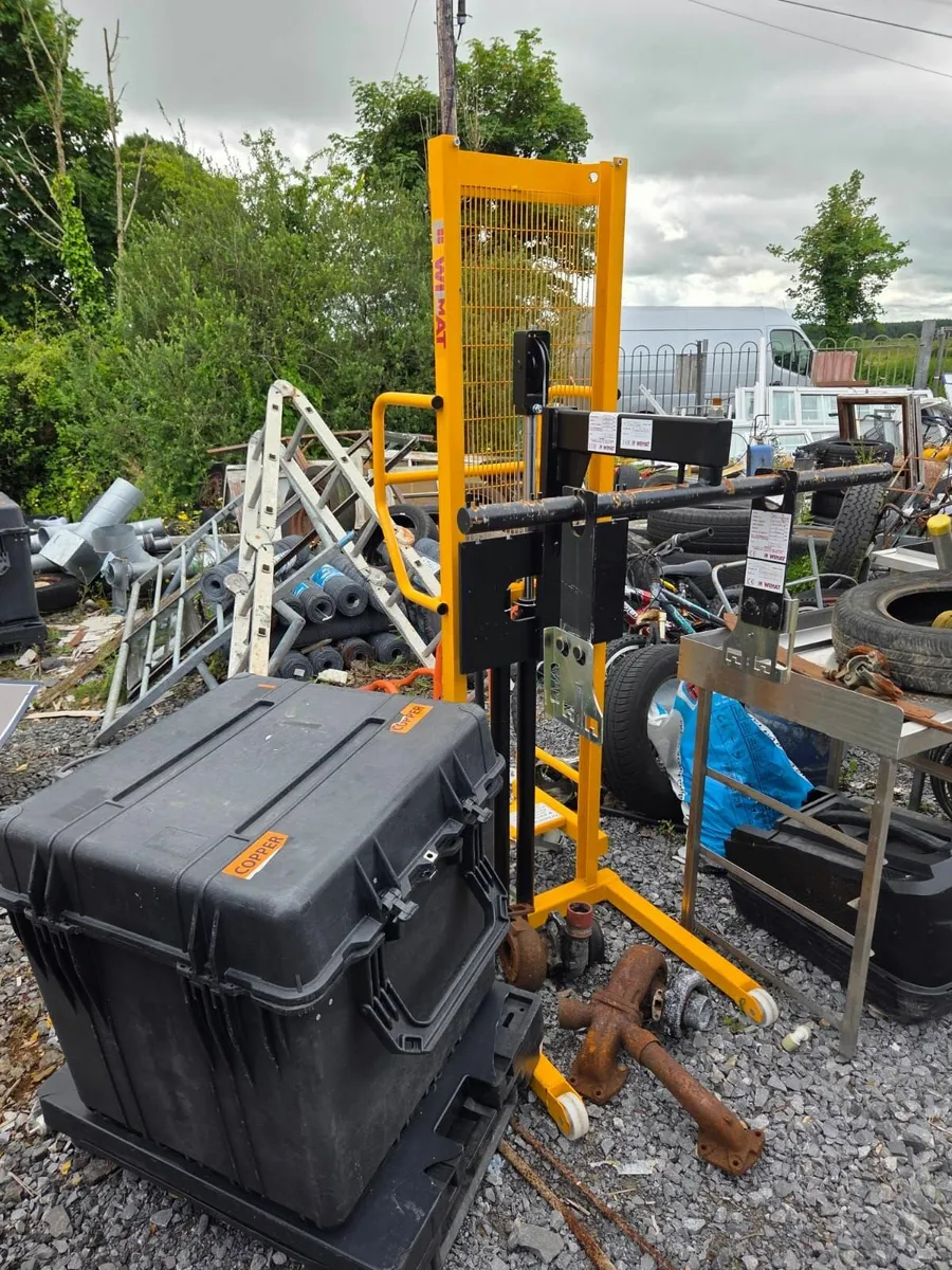 Heavy lifting unit. Hydraulic operated.
