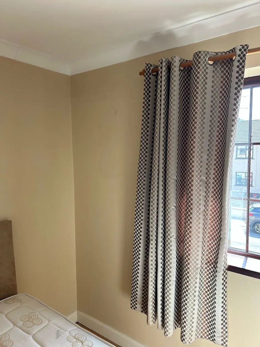 CURTAINS - Image 1