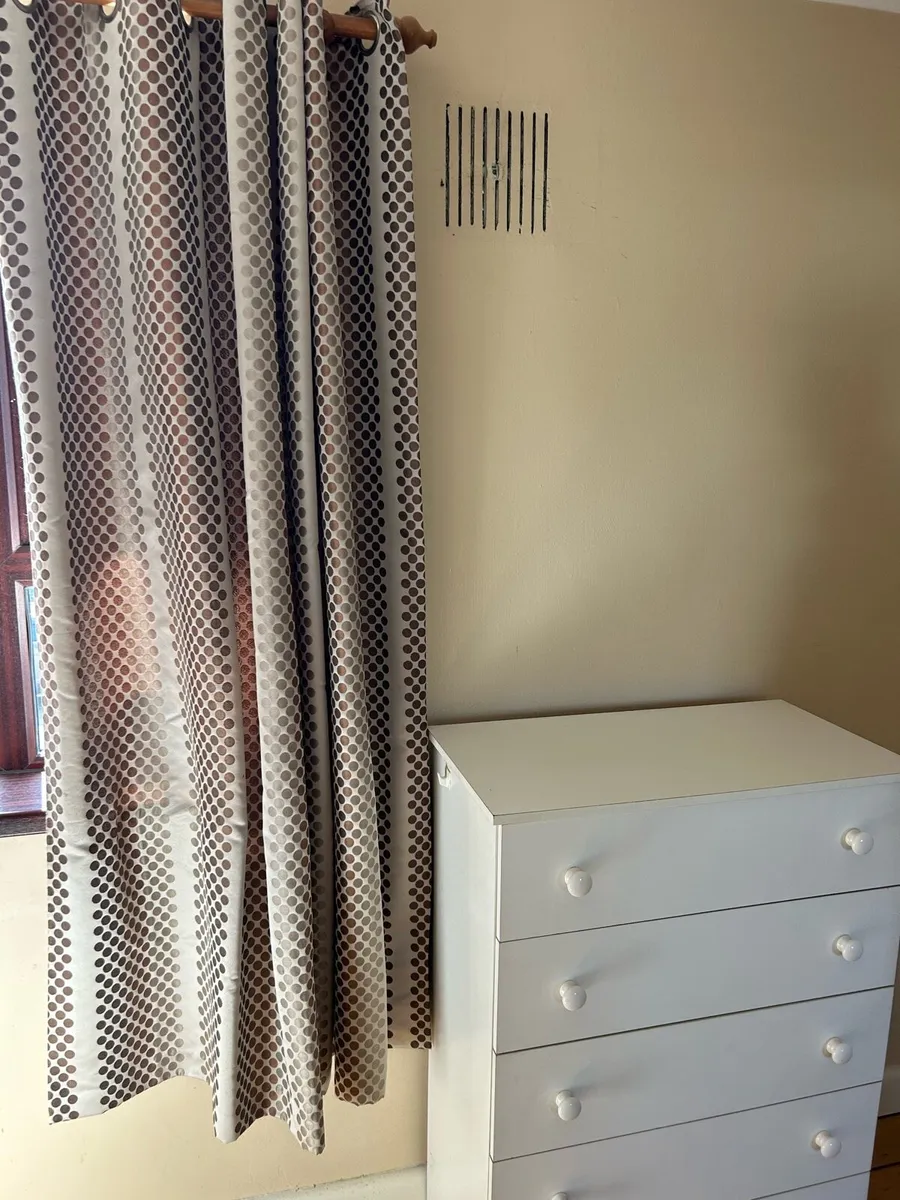 CURTAINS - Image 2
