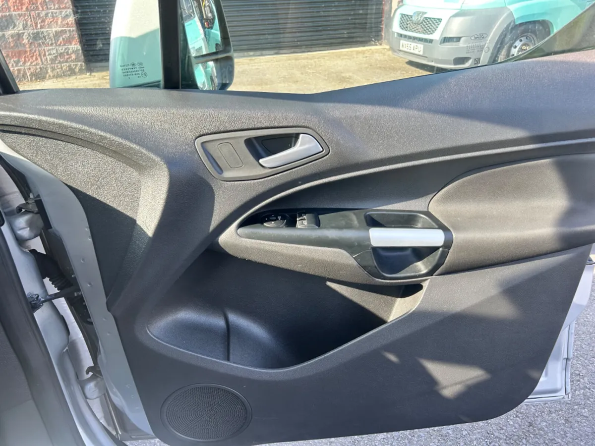 Ford Transit Connect 200 limited 2017 - Image 4