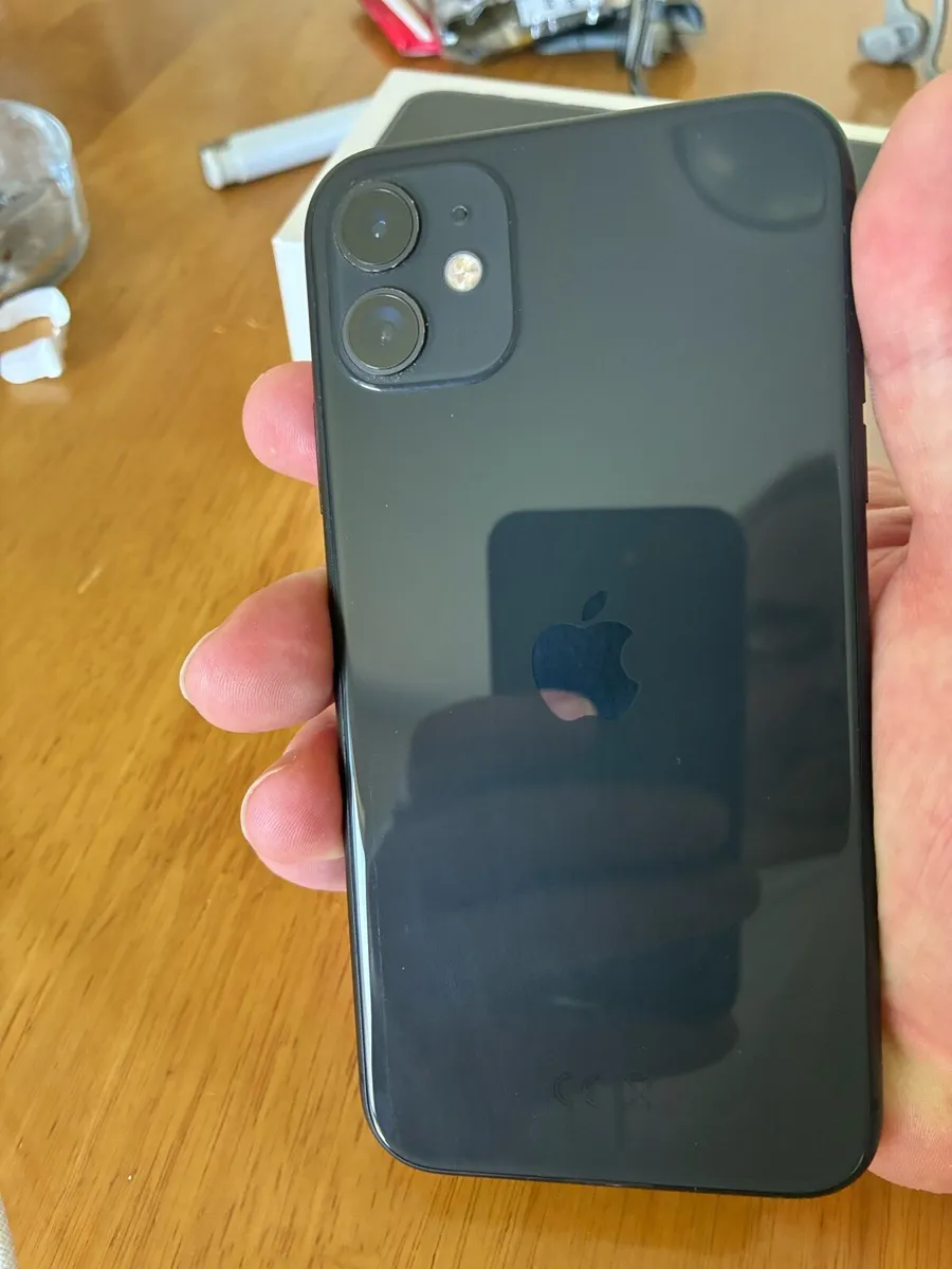 iPhone 11 - Image 2