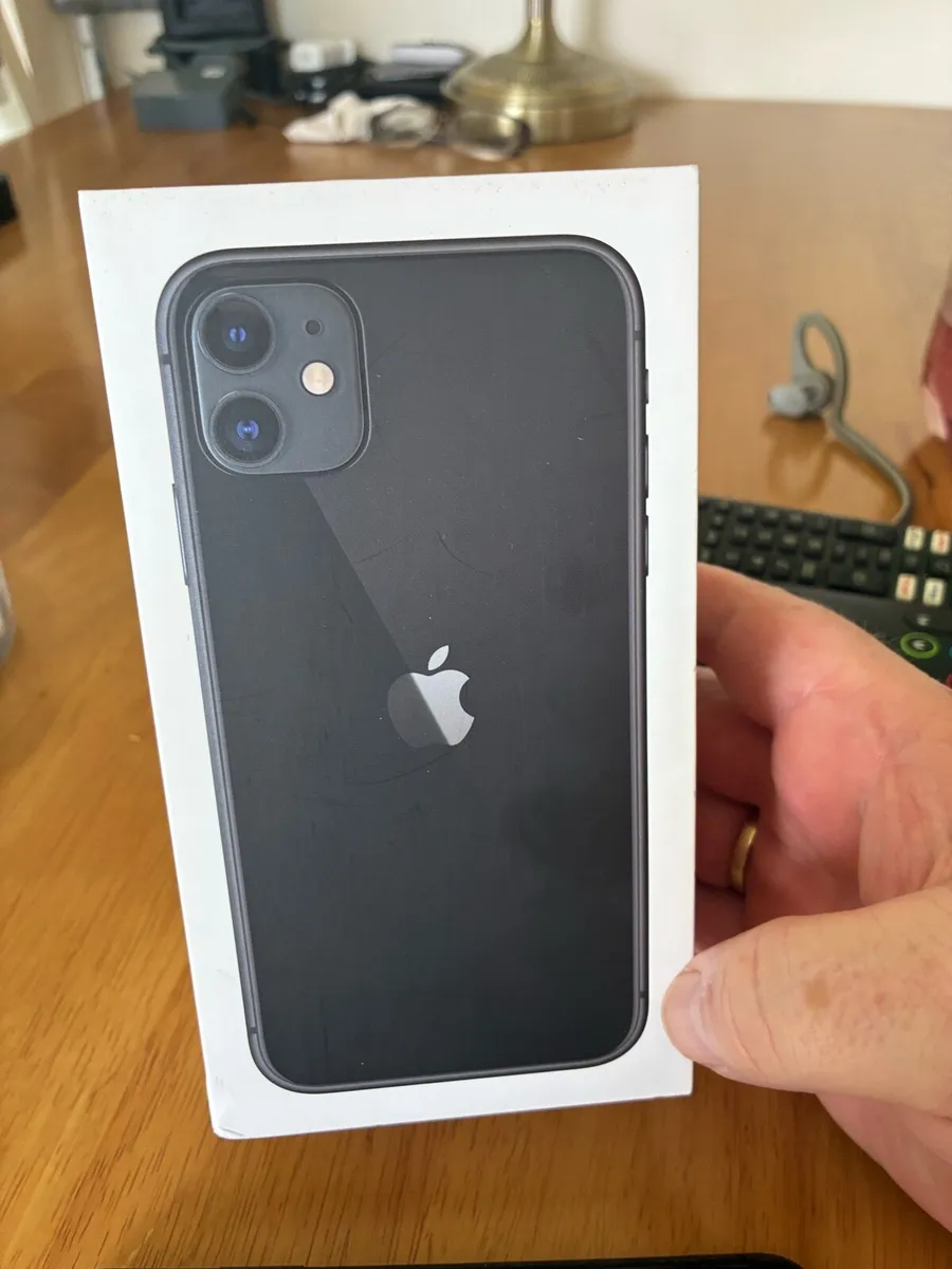 iPhone 11 - Image 4