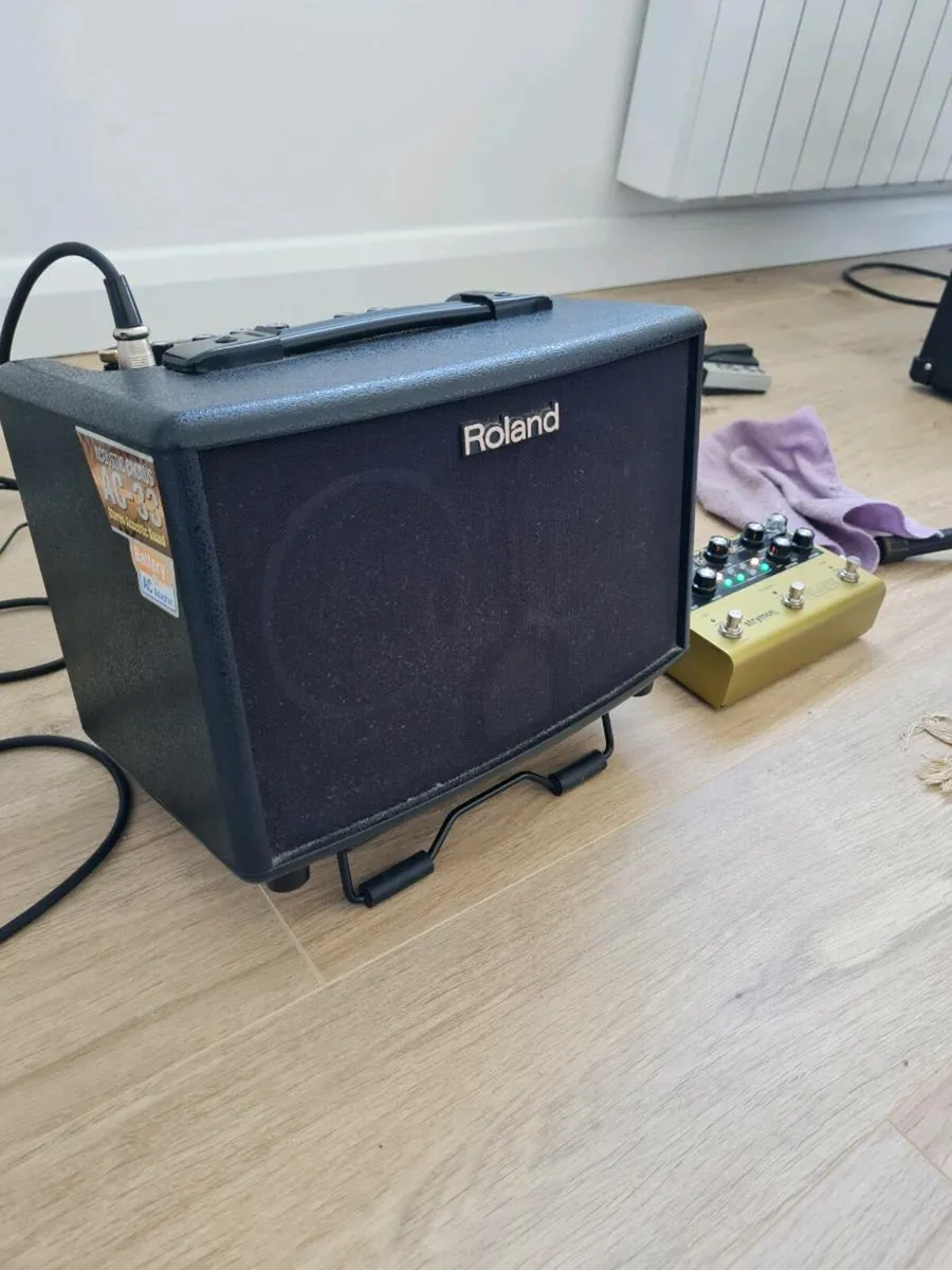 Roland AC33 amplifier - Image 1