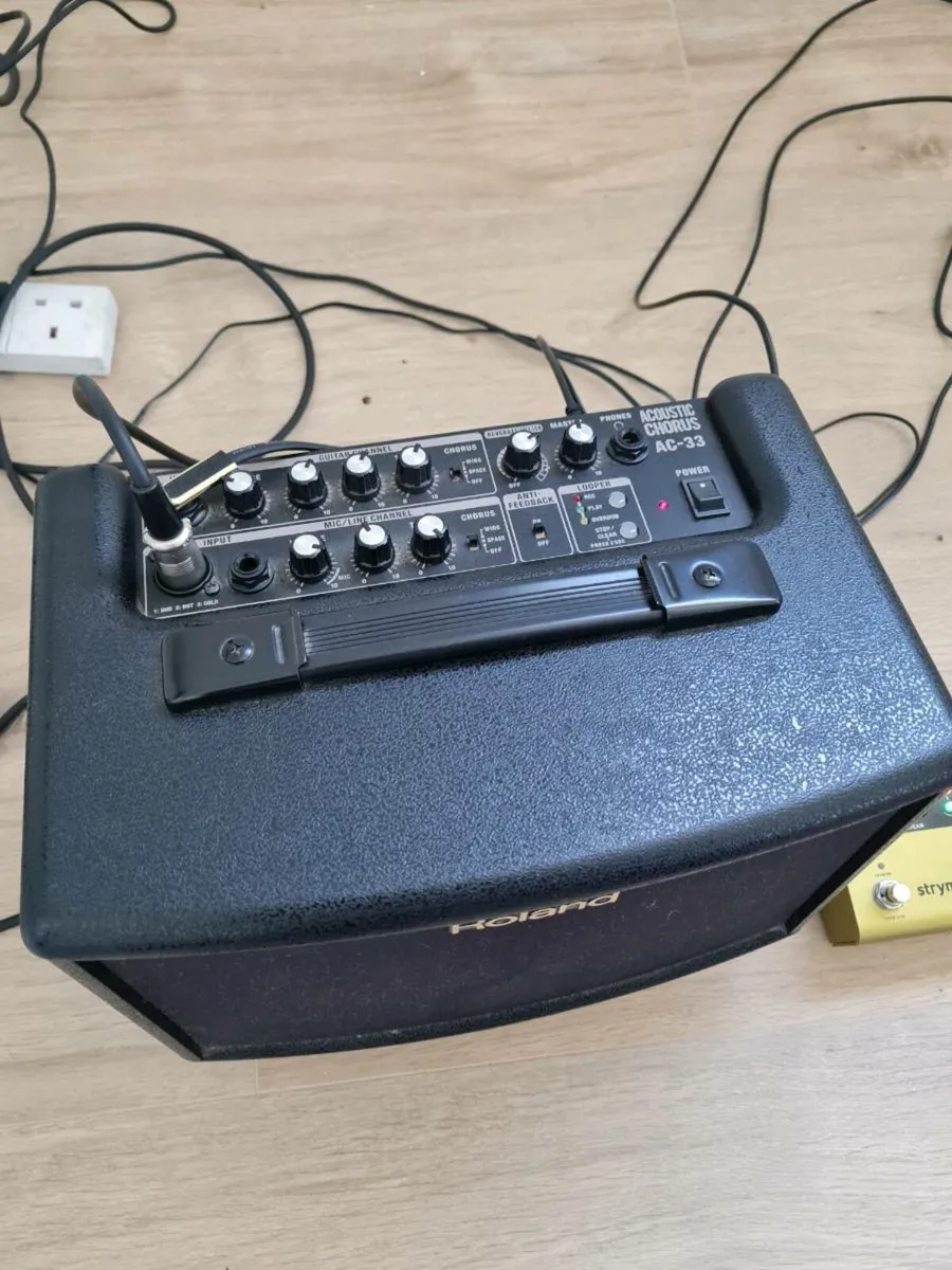 Roland AC33 amplifier - Image 2