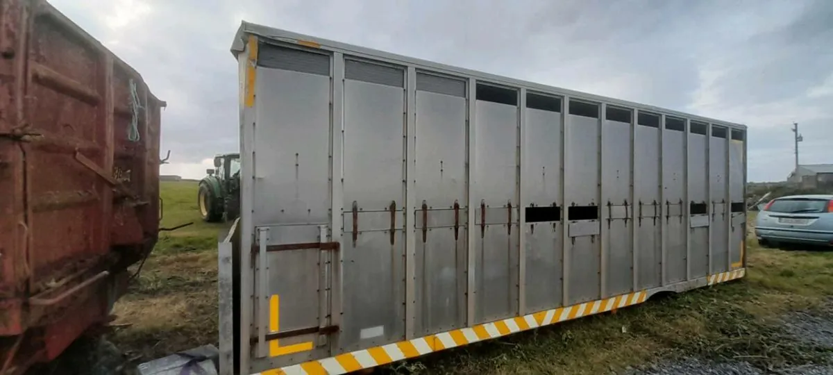 24 foot Aluminium flat body cattlebody on top also - Image 1