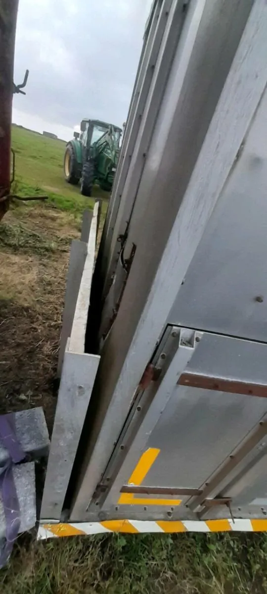 24 foot Aluminium flat body cattlebody on top also - Image 2