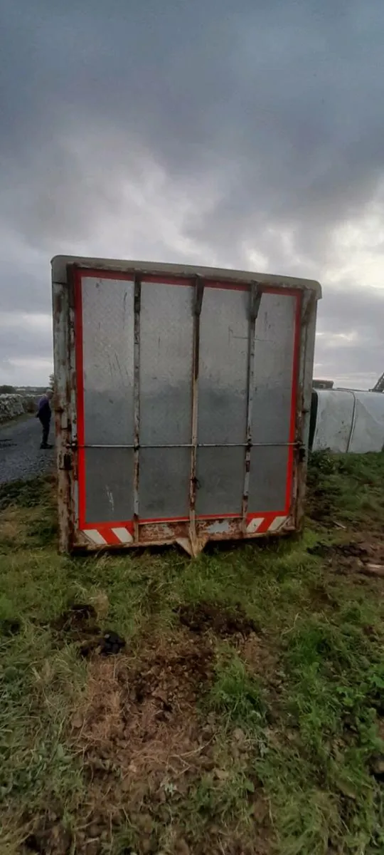 24 foot Aluminium flat body cattlebody on top also - Image 3