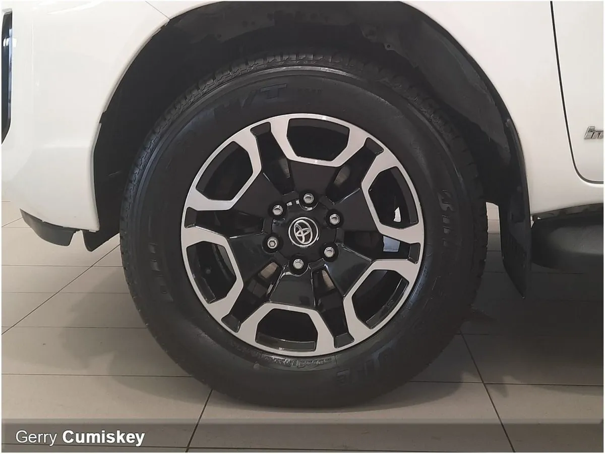Toyota HiLux Invincible D-4d 4WD - Image 2