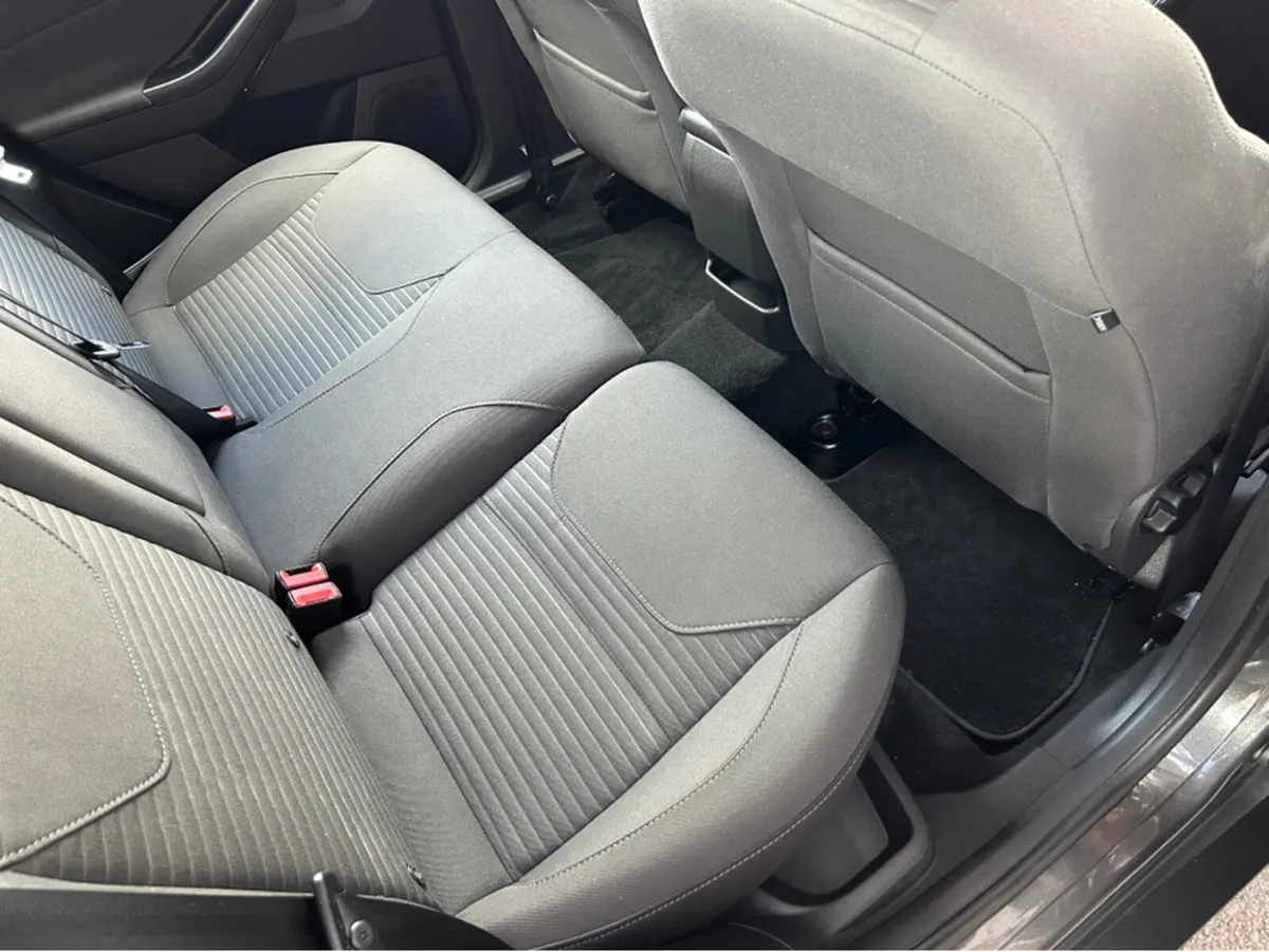 Ford Focus TITANIUM 1.0 125PS 6SPEED 4DR - Image 3