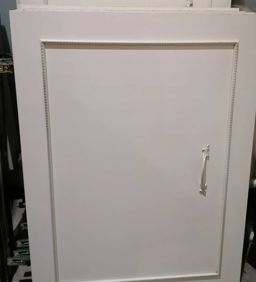 Wardrobe doors with handles and hinges - Image 1