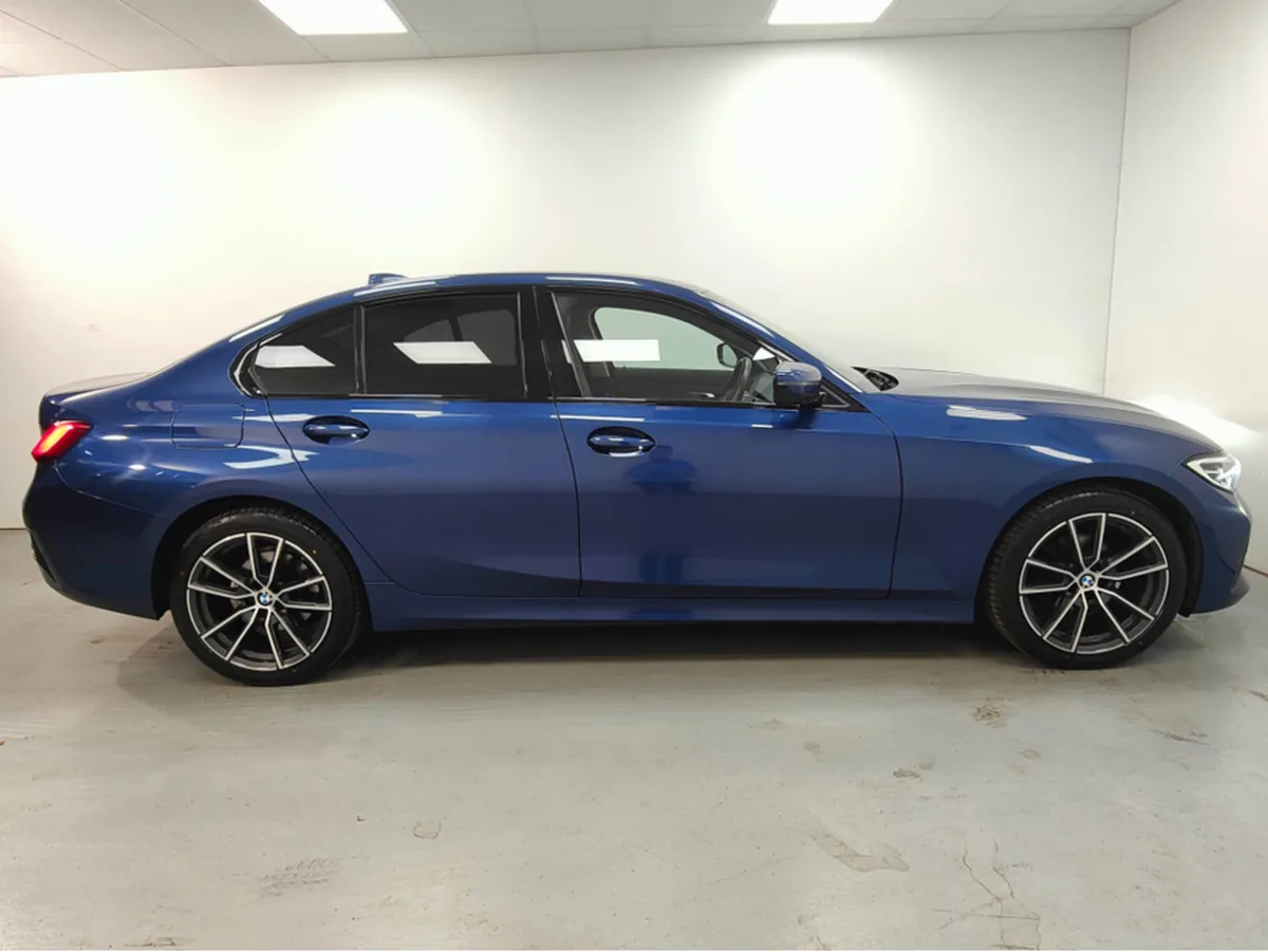 BMW 3-Series D SPORT 3SSG 4DR - Image 4