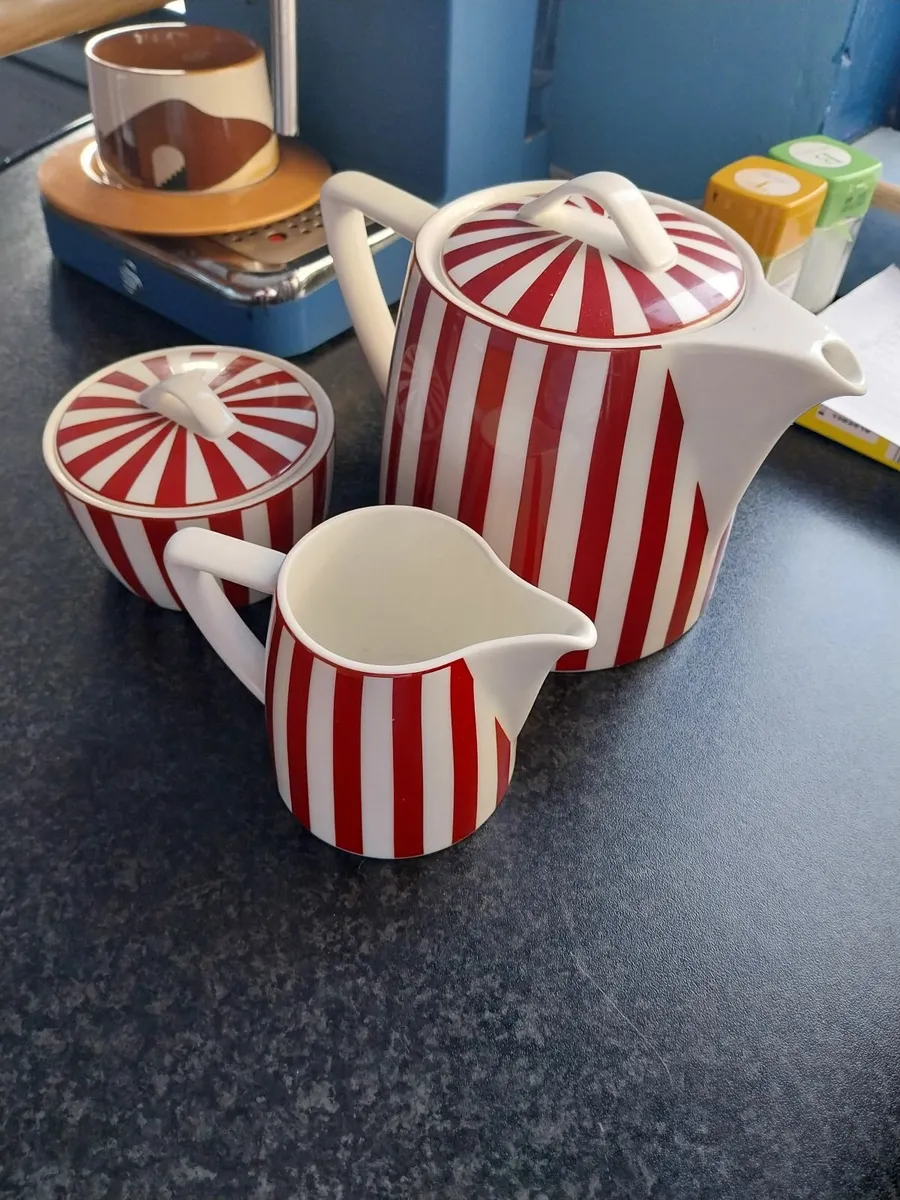 Teapot set,jug, sugar bowl - Image 1