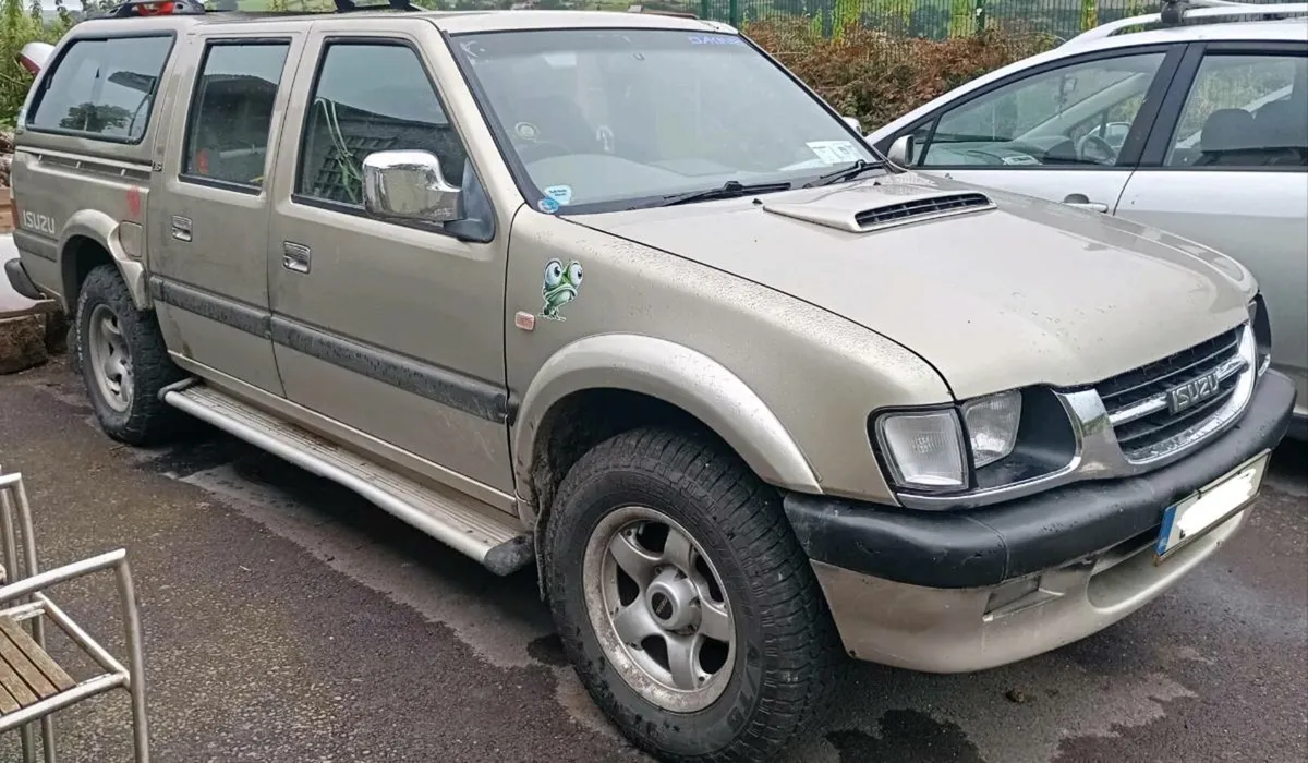 Isuzu TFS 54 crewcab truck - Image 1