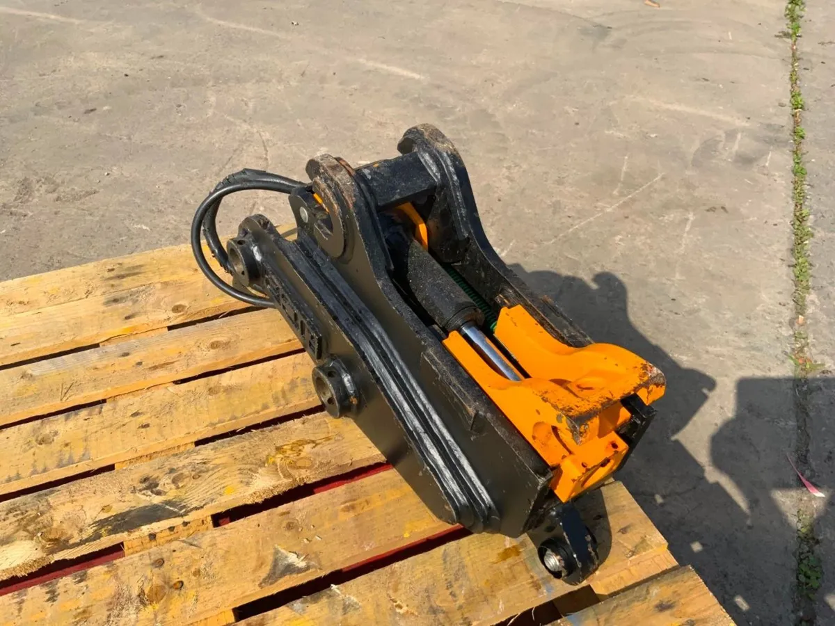 JCB HYDRAULIC QUICK HITCH....45mm PINS......1487t. - Image 3