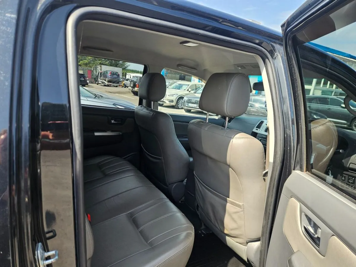 Toyota Hilux 3.0 D4D Invincible D/C 4DR - Image 3