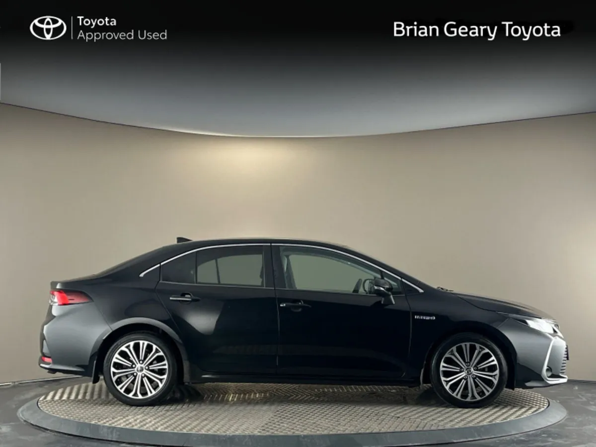 Toyota Corolla HYBRID LUNA SPORT SALOON - Image 3
