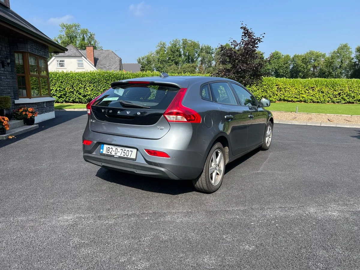 Volvo V40 - Image 2
