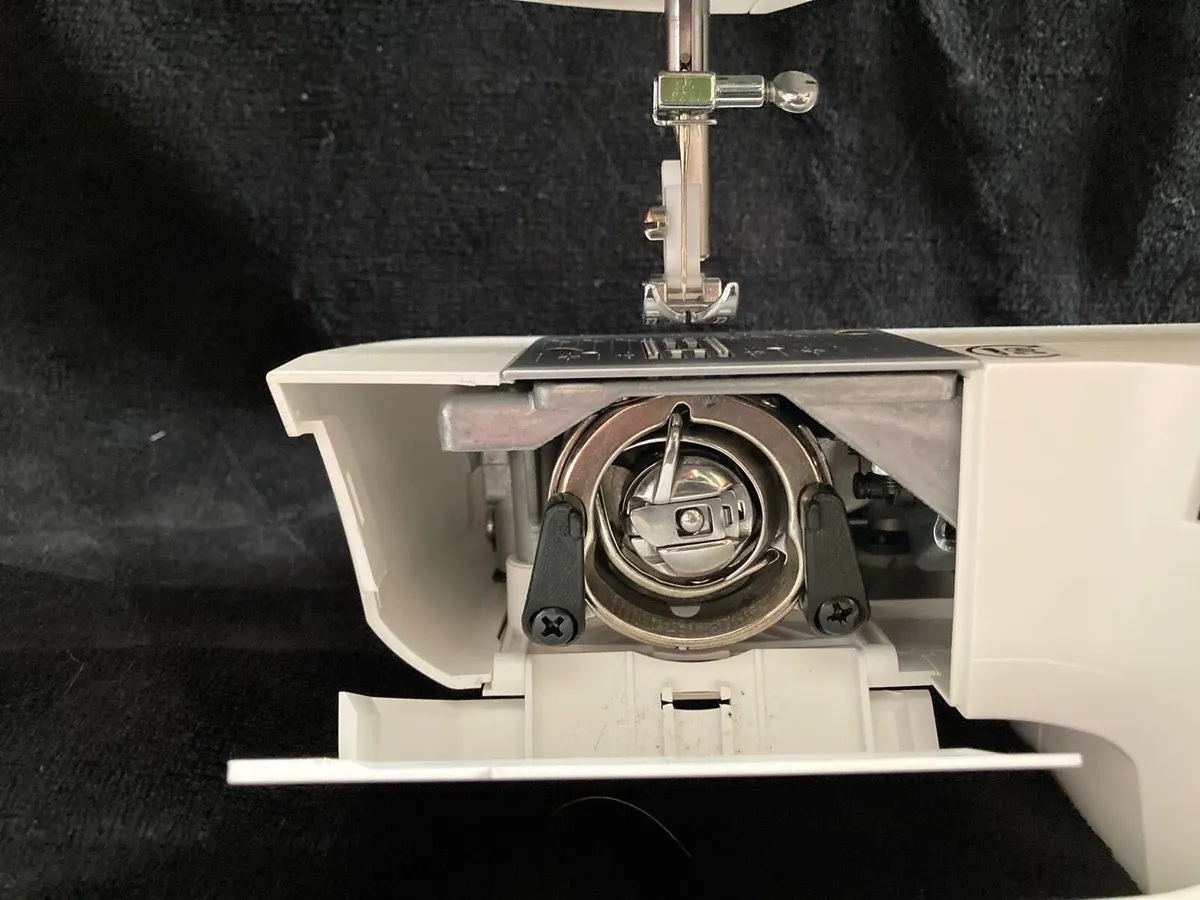 SINGER M2105,white, semi-automatic sewing machine - Image 2