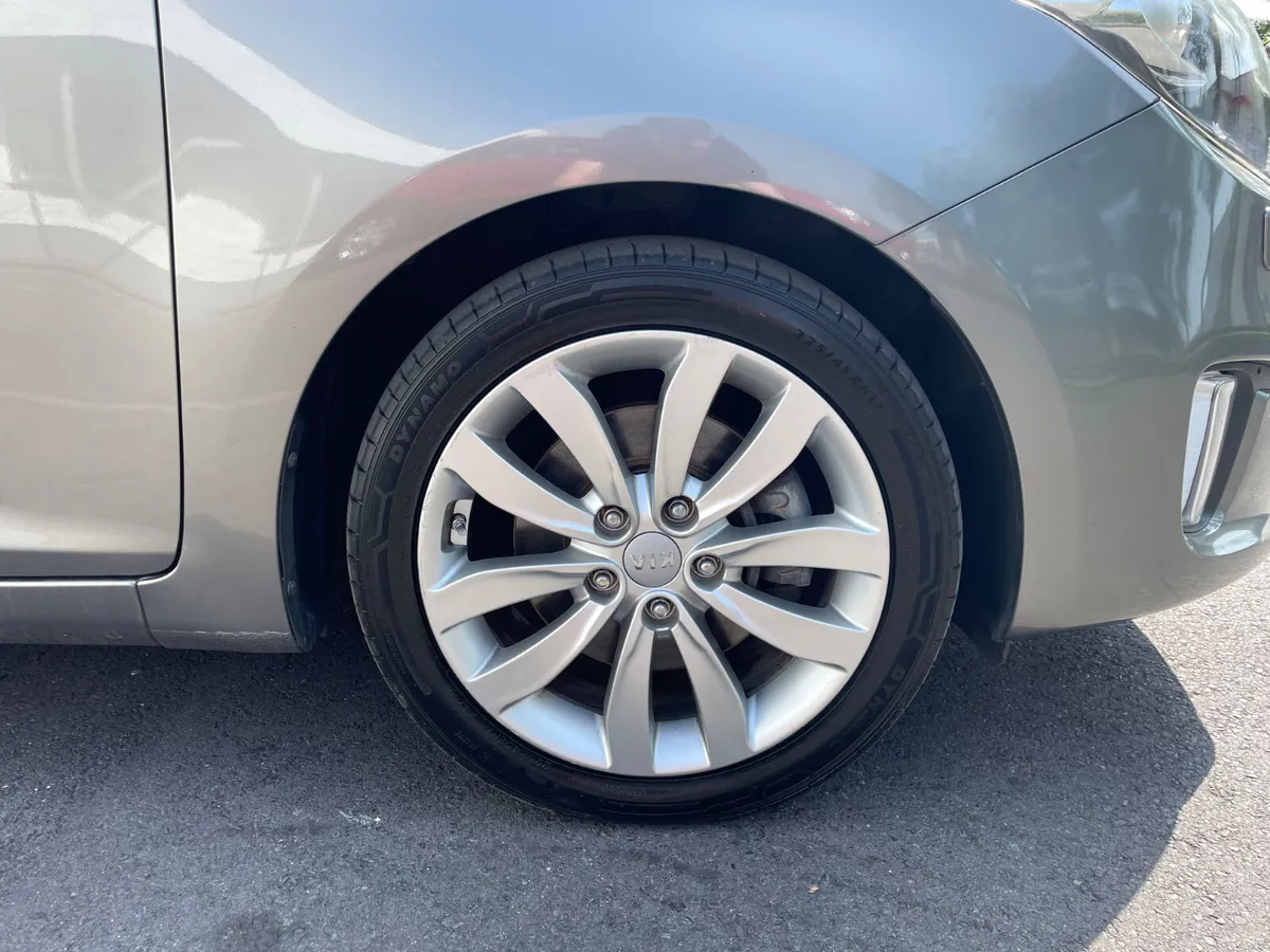 PLATINUM - 7SEATS - SUNROOF-LOW KMS-HEATED LEATHER - Image 2