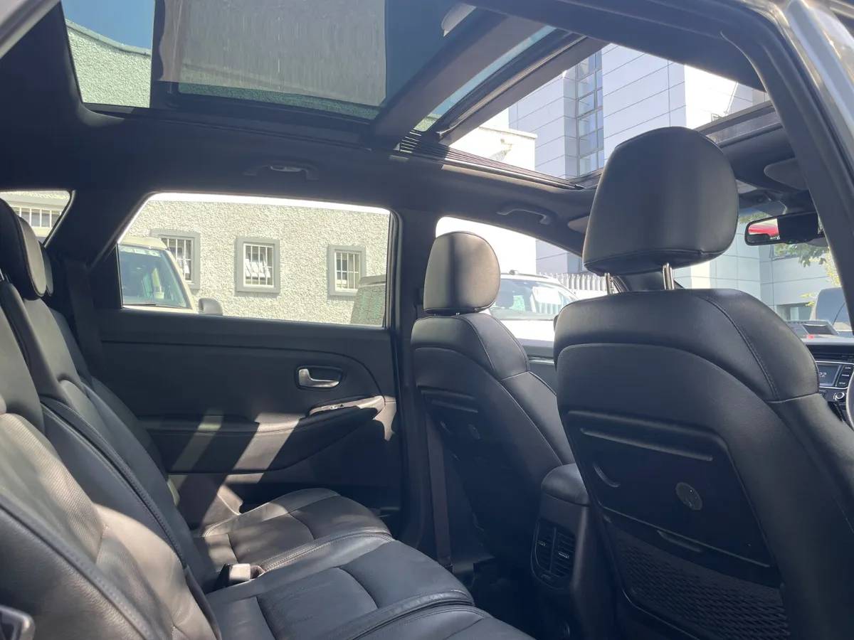 PLATINUM - 7SEATS - SUNROOF-LOW KMS-HEATED LEATHER - Image 4