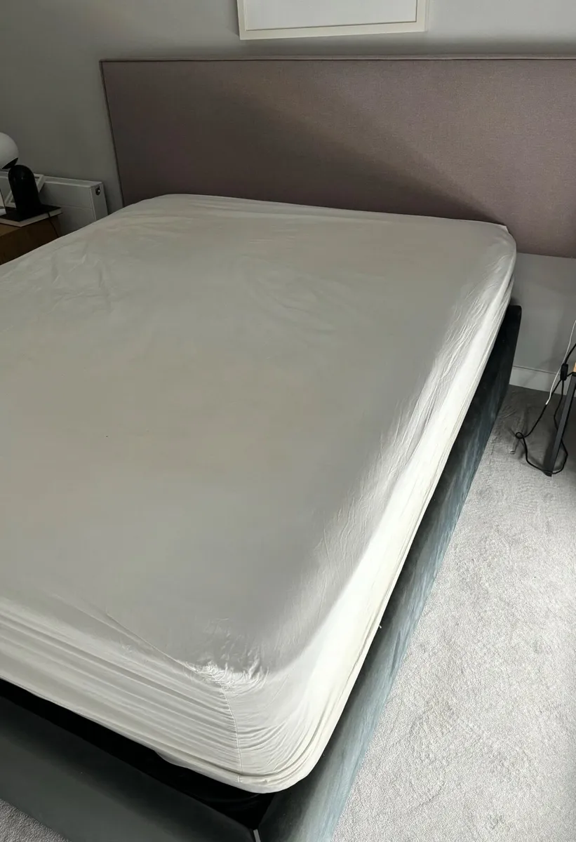 King size bed - Image 1
