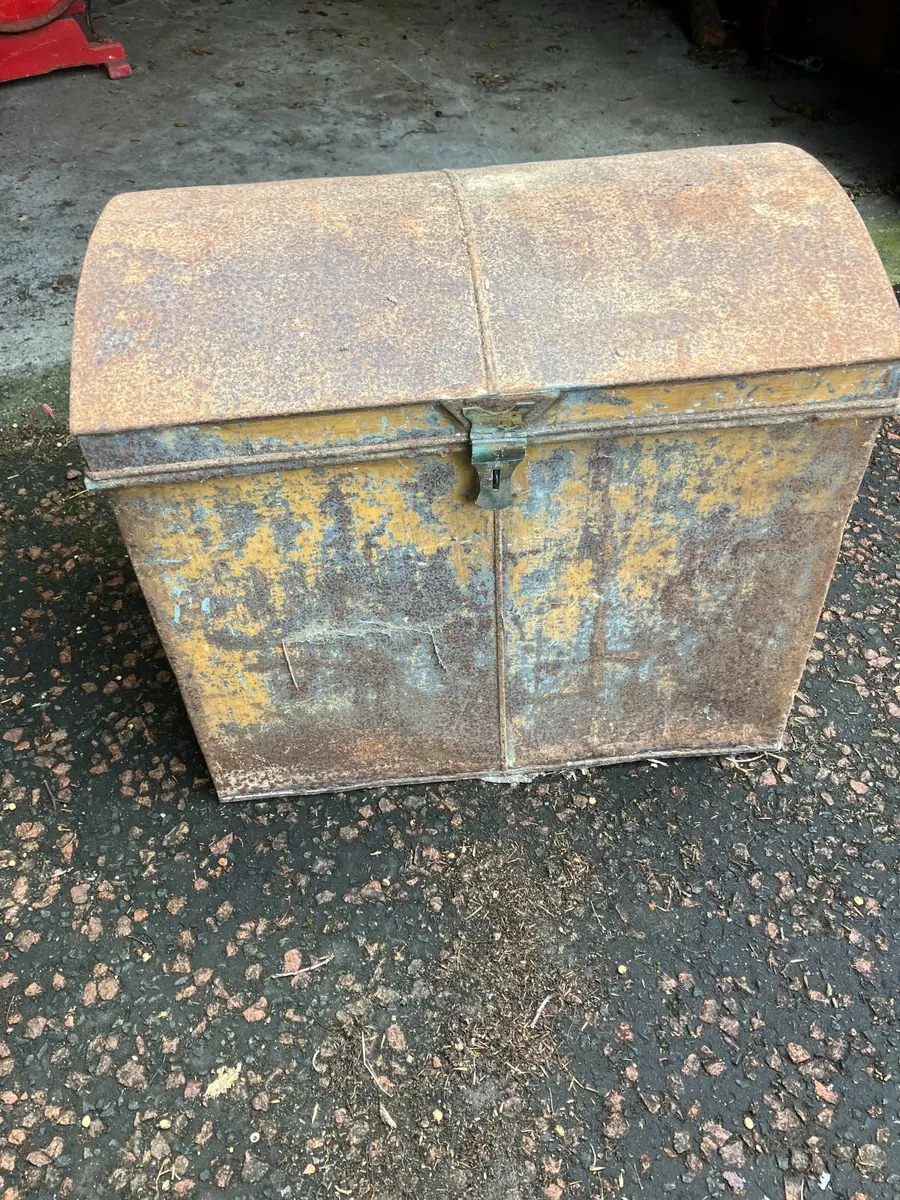 antique metal trunk - Image 4