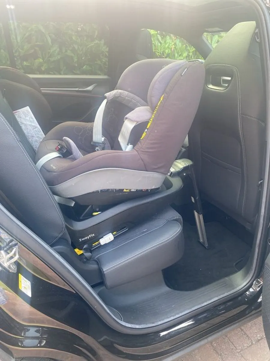 Maxi Cosi Car Seat - Image 1