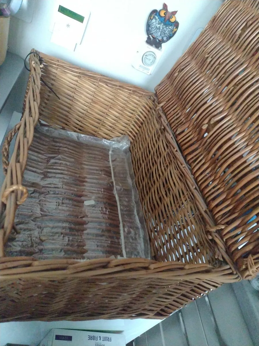 Large wicker picnic/storage basket - Image 1