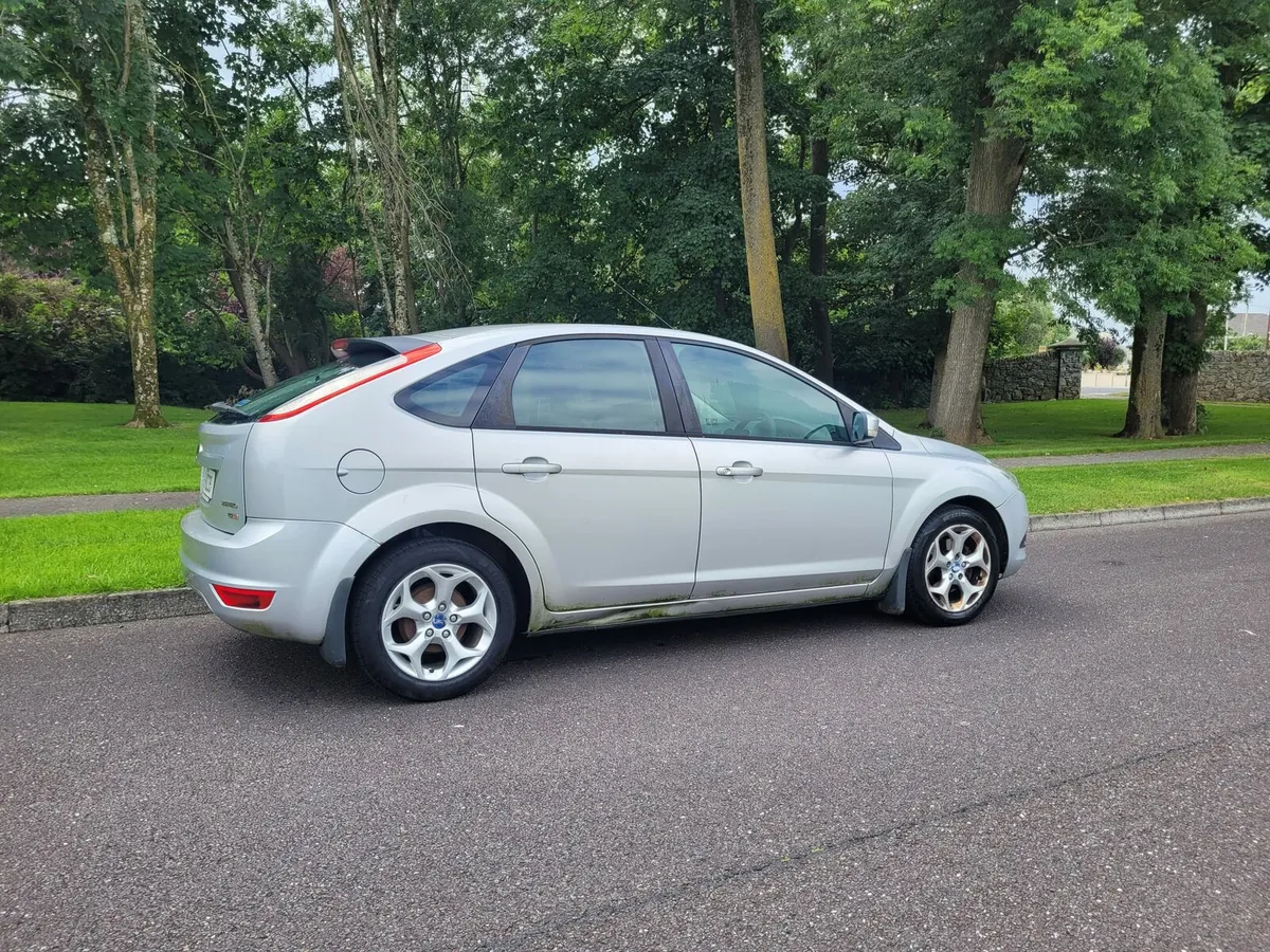 2010 FORD FOCUS NCT TAXED 2/26. - Image 3