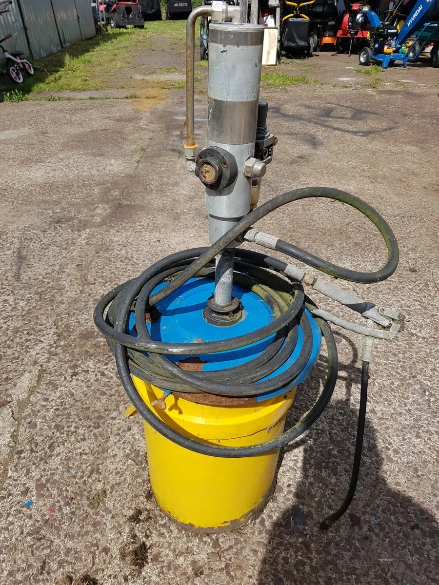AIR OPERATED GREASING PUMP - FOR SALE