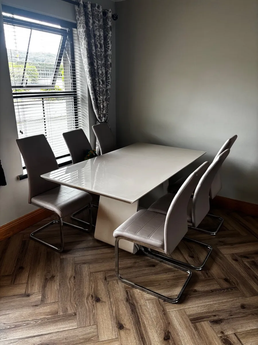 Dining table & 6 chairs - Image 3