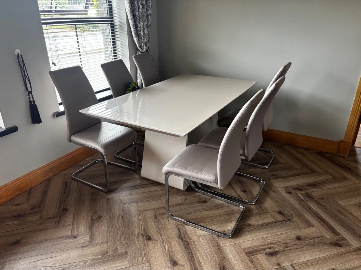 Dining table & 6 chairs - Image 4
