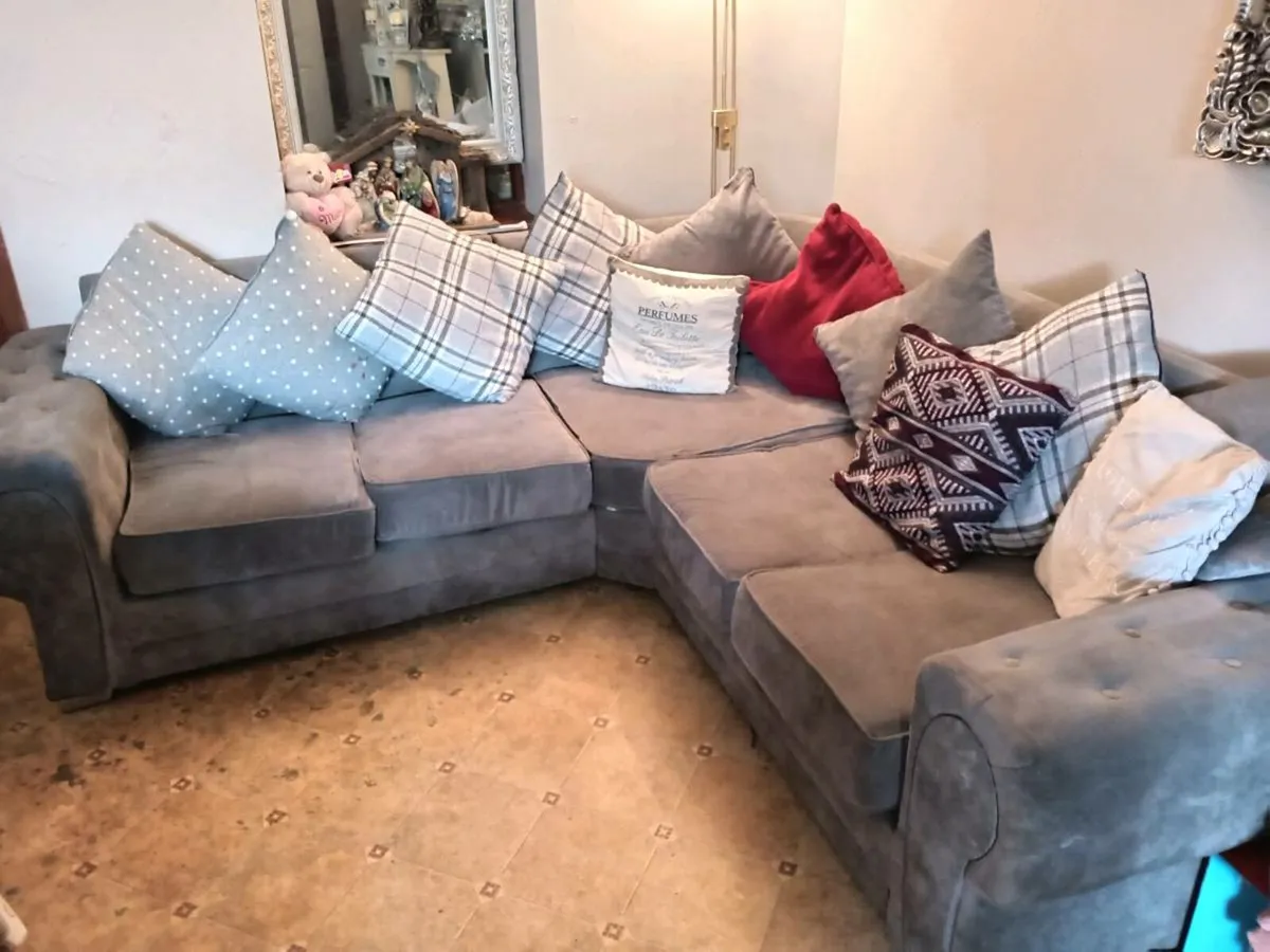 Corner couch - Image 1