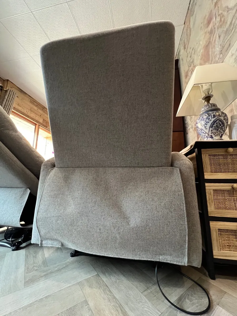 Pair of Electric Recliner Chairs. Like new. - Image 4